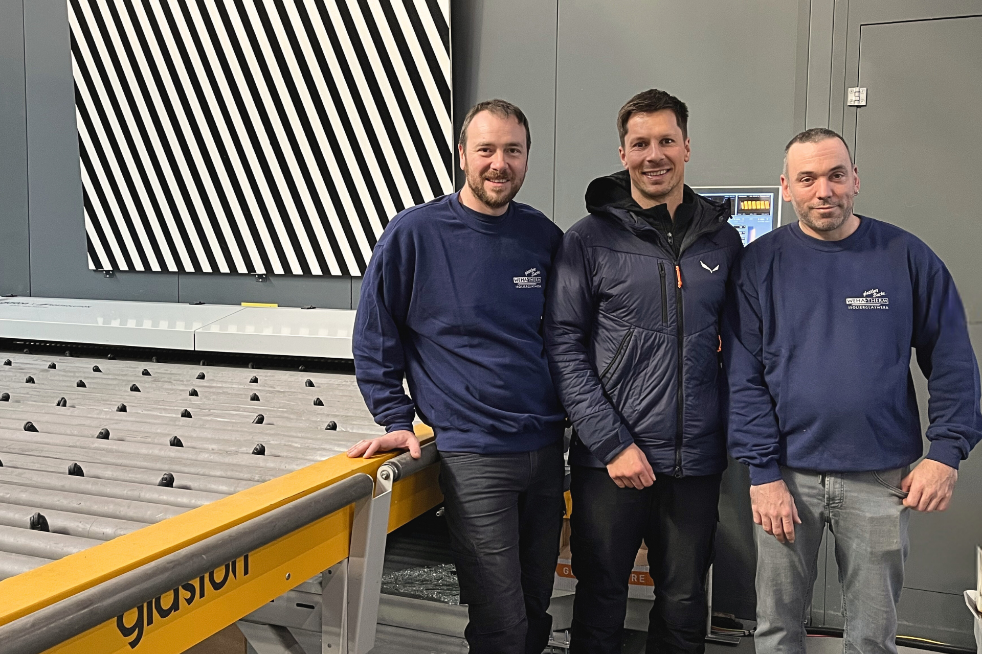 Qualitätssicherung mit LineScanner White Haze am Ofenausgang bei Weha-Therm, Christoph Barth, Johannes Freund (Geschäftsführer) und Helmut Bortolotti (v.l.n.r.)